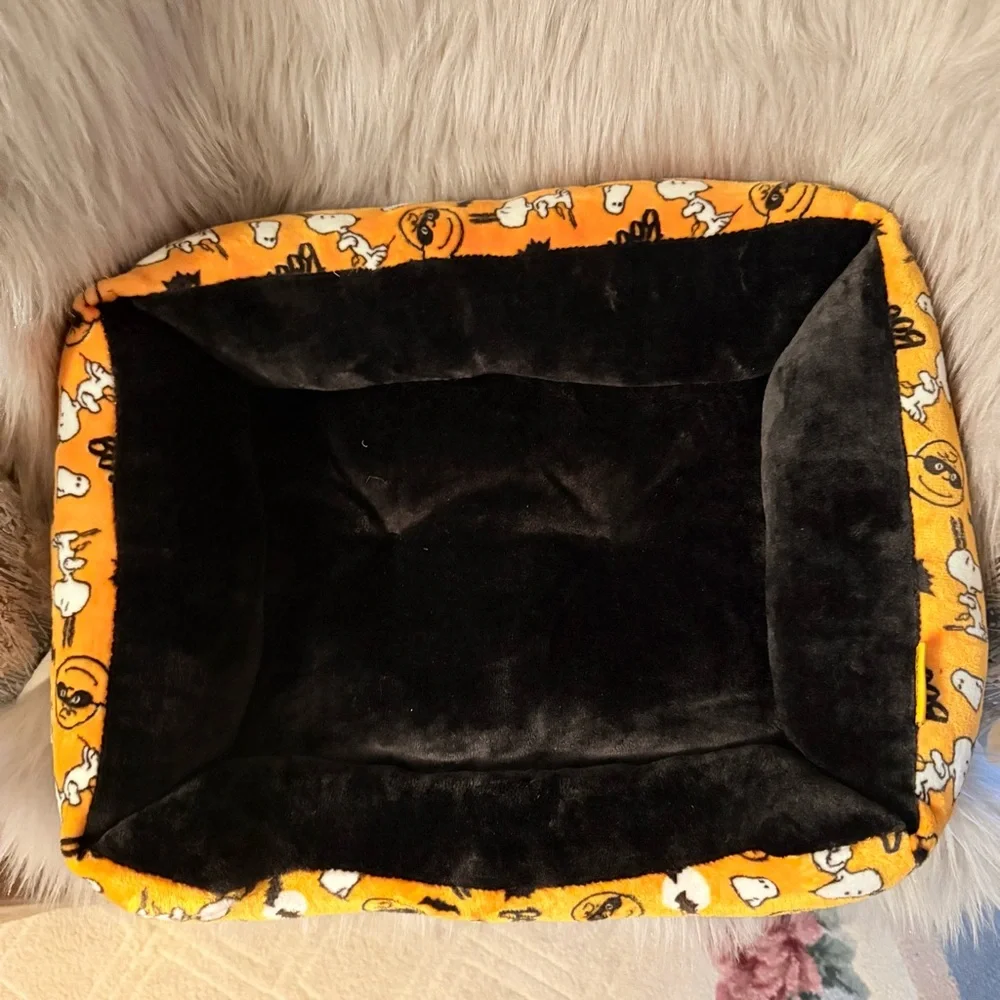 Peanuts Snoopy Dog/Cat Halloween Bed New without store tags